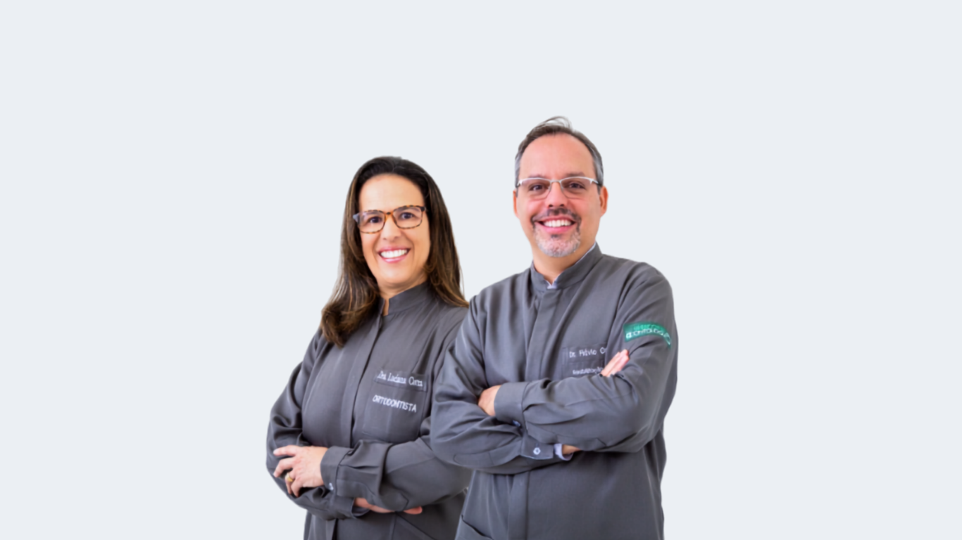 Interior da Cotta Odontologia com dentista atendendo paciente